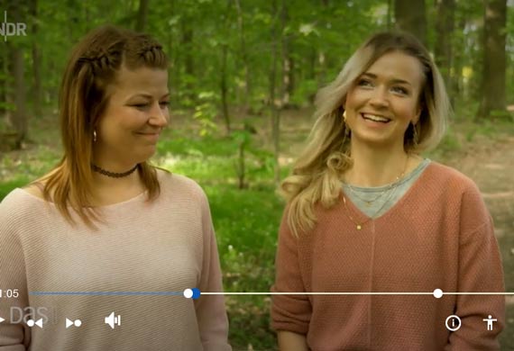 Julia und Johanna im Wald. Copyright: NDR