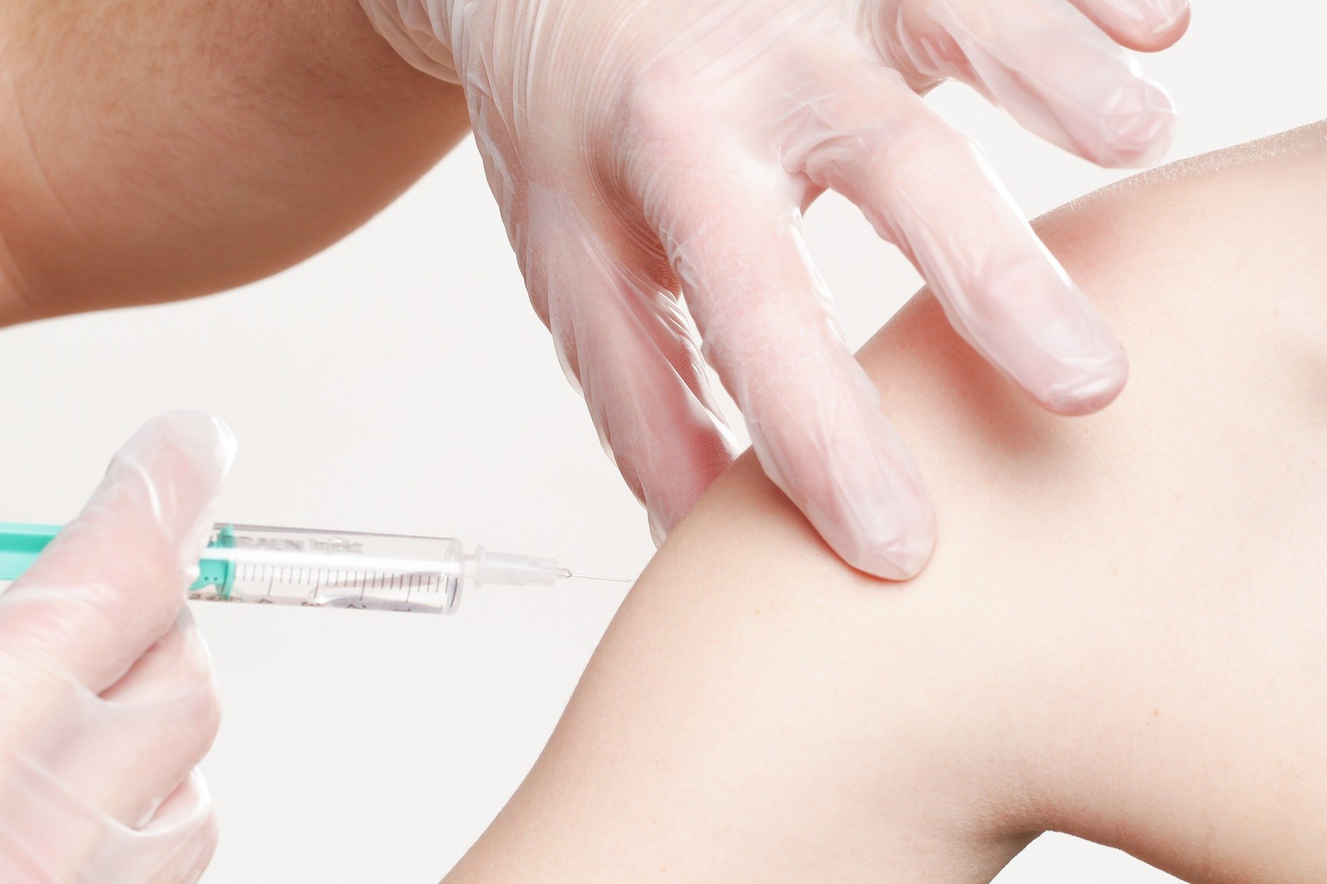 Symbolbild einer Impfung; Copyright: Angelo Esslinger/pixabay.com