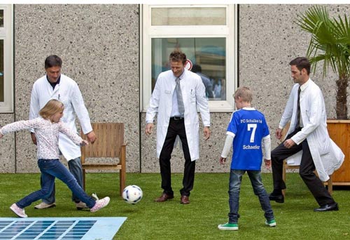 Marius spielt mit den Ärzten und seiner Schwester Fußball. Copyright: privat