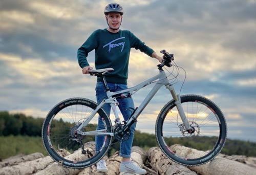 Marius mit seinem Mountainbike. Copyright: privat