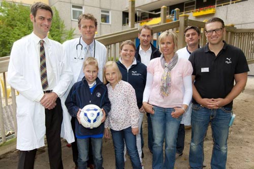 Marius mit seiner Familie und dem betreuenden Team der MHH. Copyright: privat