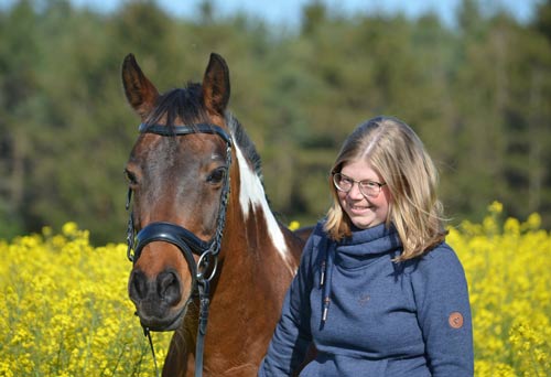 Andrea mit ihrem Pferd im Mai 2020 / Copyright: Andrea Hinrichs