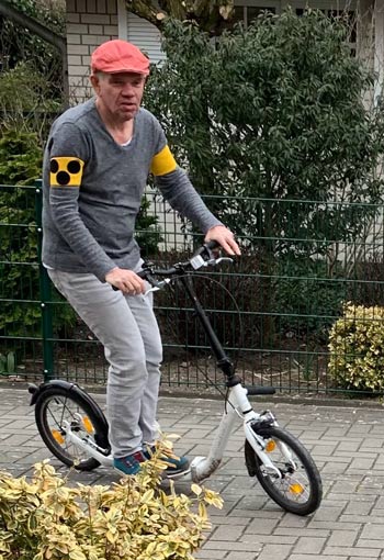 Stefan heute auf einem Roller. / Copyright: privat