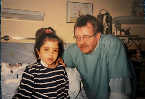 Isabelle kurz nach ihrer zweiten Lebertransplantation 1998 mit ihrem Vater / Copyright: Isabelle Annuth