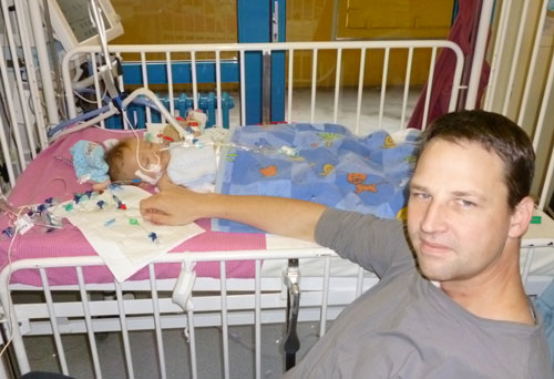 Julia mit ihrem Papa nach der Transplantation. Beide noch erschöpft. / Copyright: privat