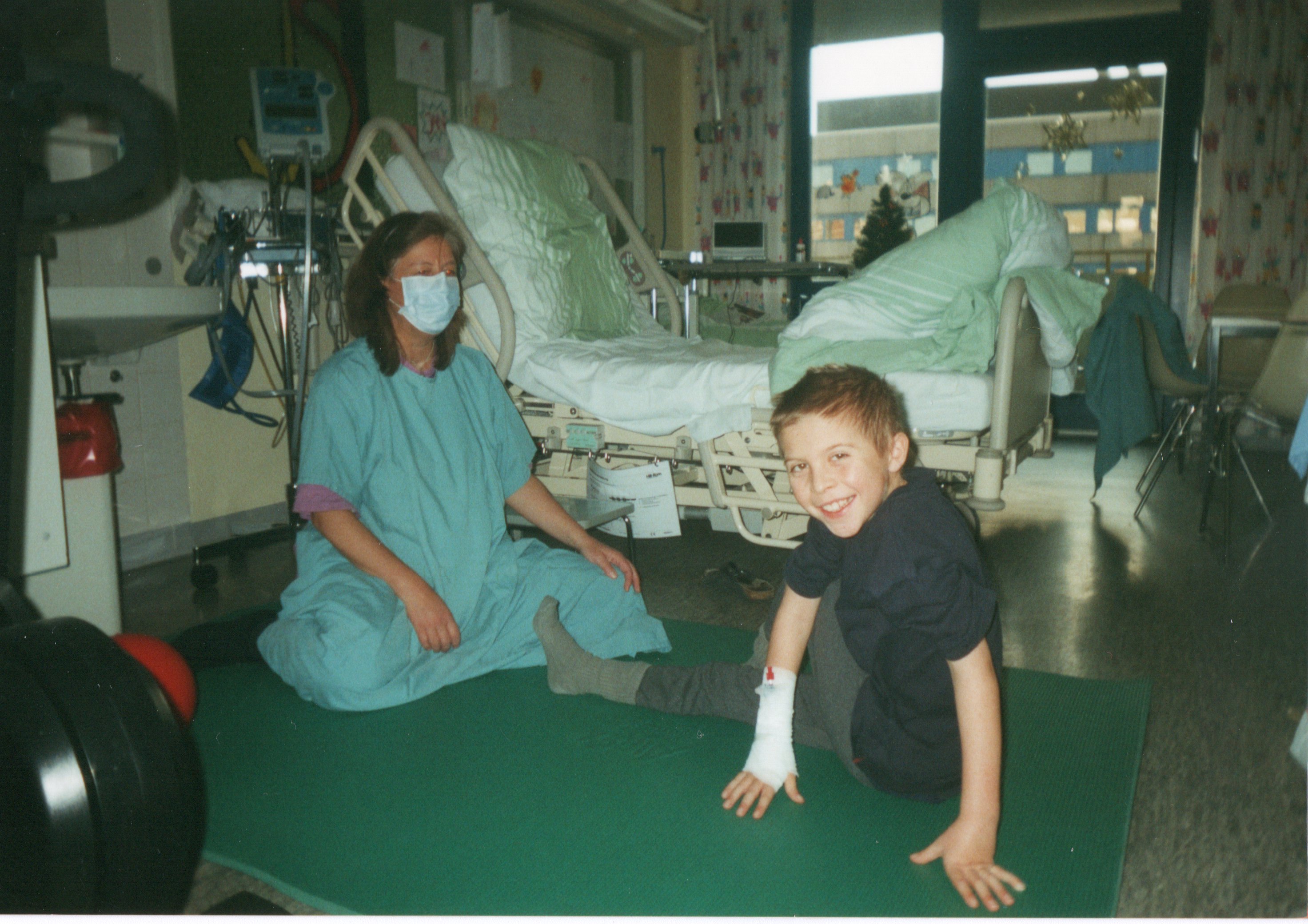 Jan während der Physiotherapie im Krankenhaus. Copyright: privat