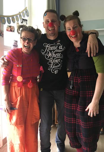 Noahs Papa mit zwei Clinic Clowns an seiner Seite