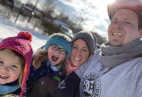 Noah mit seinen Eltern und seiner Schwester im Winter / Copyright: Oliver Aberle