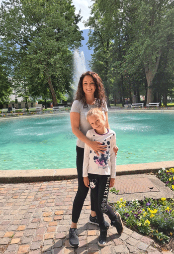 Tamara mit ihrer Tochter vor einem Springbrunnen / Copyright: Tamara Maier