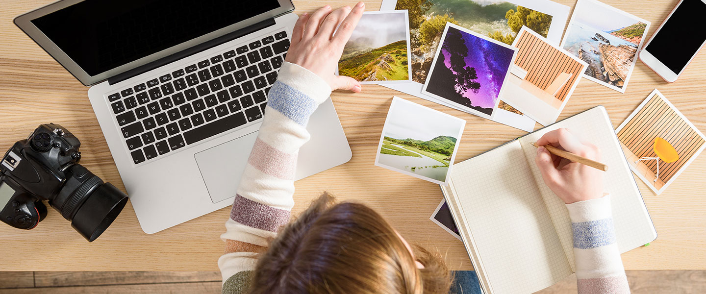 Ein Mädchen sortiert Polaroidfotos und macht sich Notizen; Copyright: iStock/pepmiba