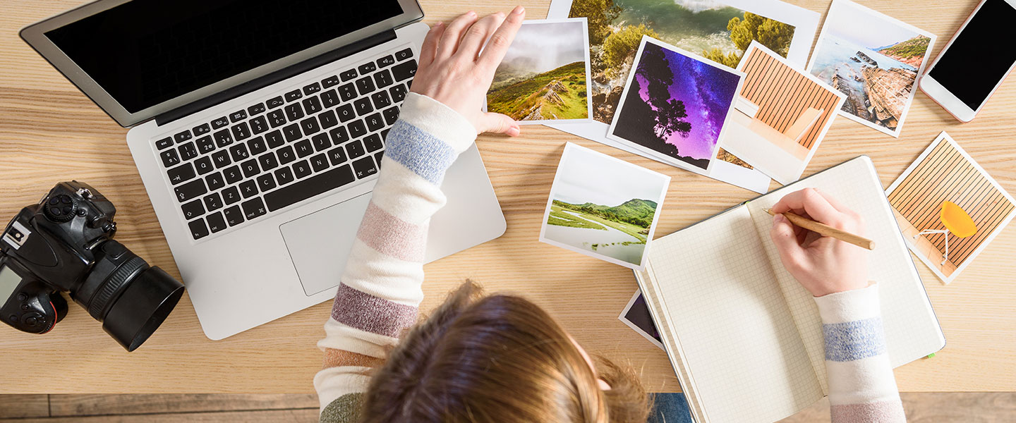 Ein Mädchen sortiert Polaroidfotos und macht sich Notizen; Copyright: iStock/pepmiba