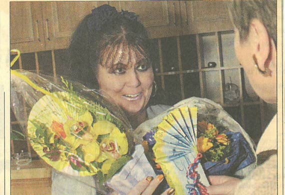 Zeitungsausschnitt mit Foto auf dem Bettina S. Blumen und Geschenke erhält; MHH Archiv/HAZ 17.04.00