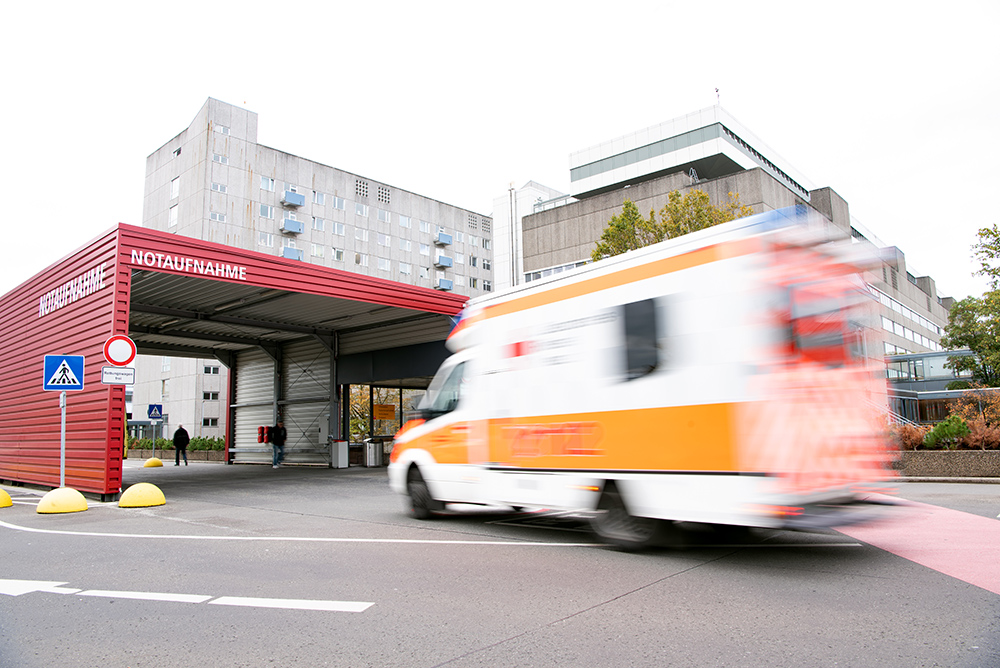 Ein Rettungswagen fährt zügig in die Einfahrt der Zentralen Notaufnahme der MHH