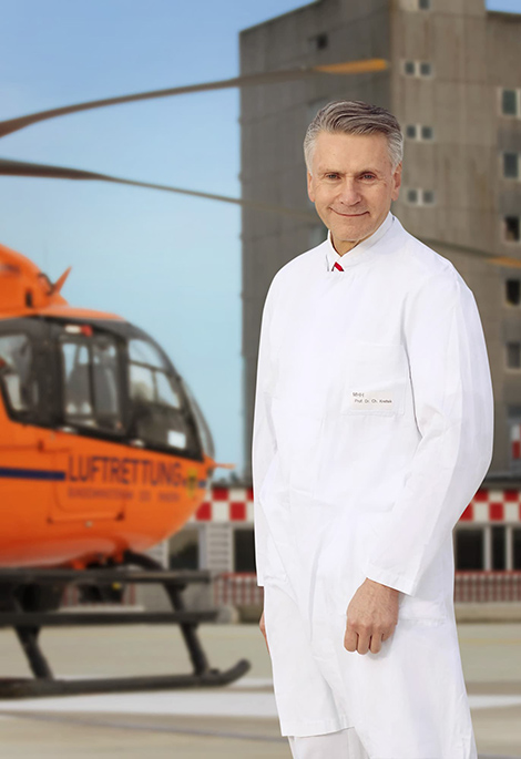 copyright: Martin Bargiel/B:SiGN/MHH Professor Krettek vor dem Rettungshubschrauber