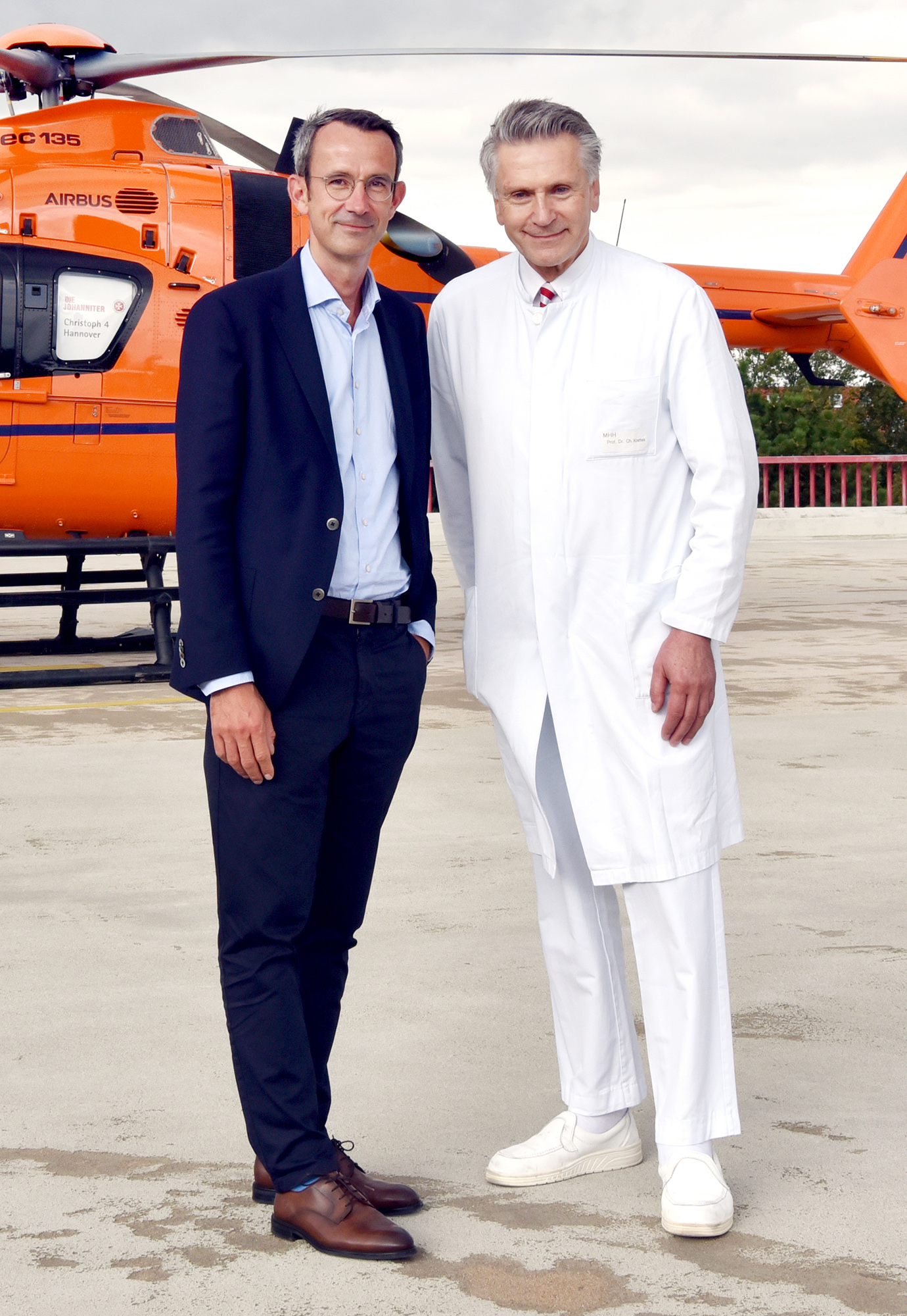 Copyright: Almuth Siefke/UCH/MHH Prof. Sehmisch und Prof. Krettek vor dem Rettungshubschrauber