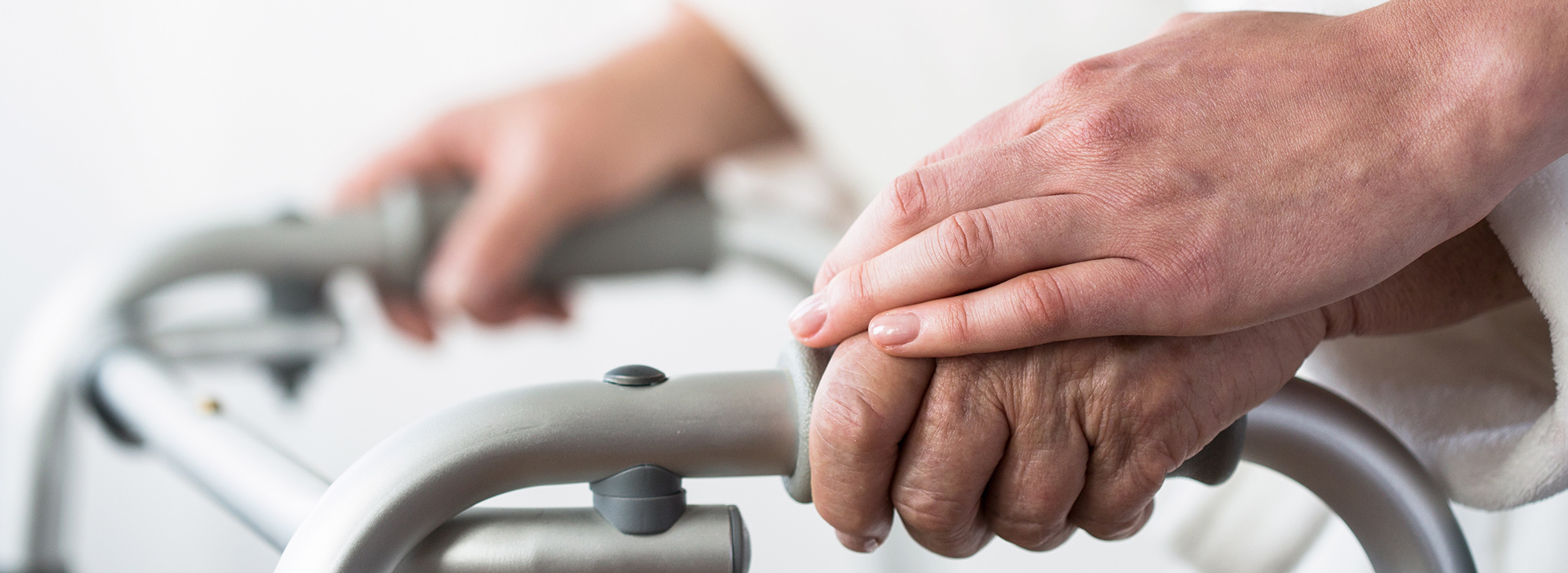 copyright: fotolia Hand am Rollator