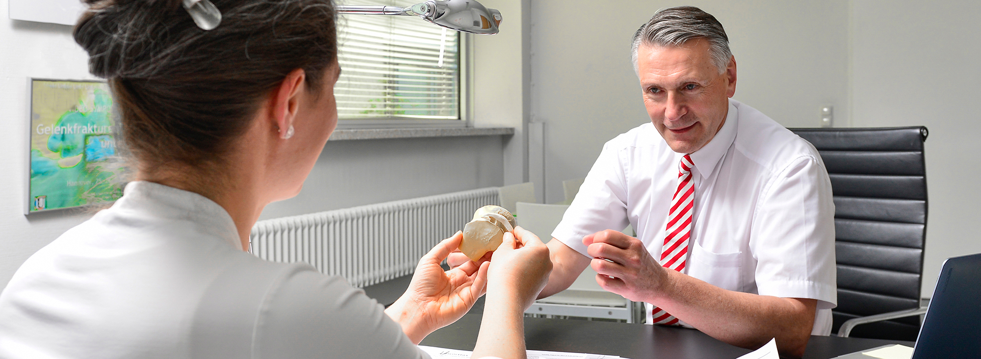 copyright: Tom Figiel/MHH Professor Krettek mit BioGelenk