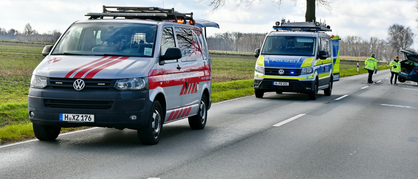 Das Fahrzeug der Unfallforschung an einer Unfallstelle. Dahinter ein Fahrzeug der Polizei.