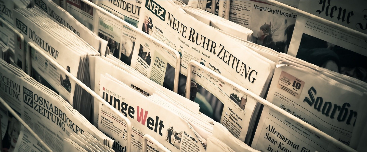 Mehrere Zeitungen in einer Zeitungsauslage, Copyright: Free-Photos/Pixabay