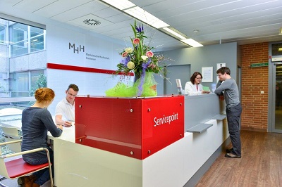 Anmeldebereich roter Thresen mit Blumengesteck, Copyright: Klinik für Urologie/MHH 