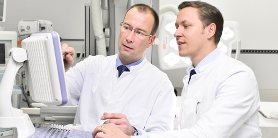 (v.l.n.r.) PD Dr. Imkamp und PD Dr. von Klot Zwei Ärzte besprechen im OP-Bereich einen Befund, Copyright: Figiel, Tom