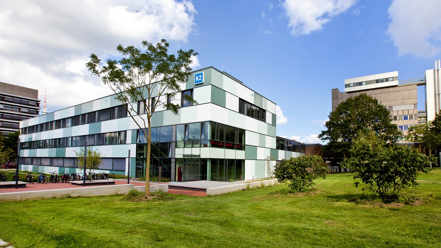 Modernes Gebäude auf einer Wiese, im Hintergrund der blaue Himmel, Copyright: Kaiser, Karin/Pressestelle/MHH