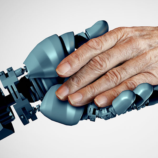 eine menschliche Hand fasst eine Roboterhand an