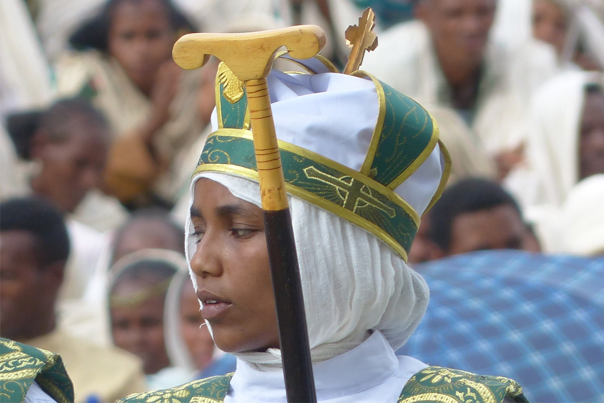 eine äthiopische Frau in zeremonieller Kleidung