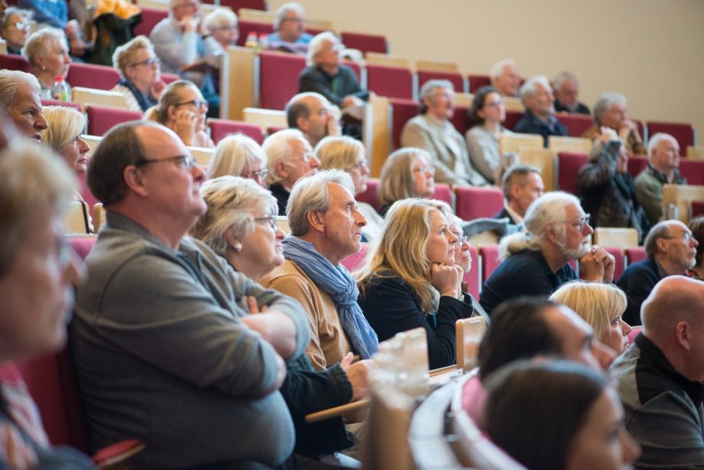 viele Menschen sitzen in einem Hörsaal