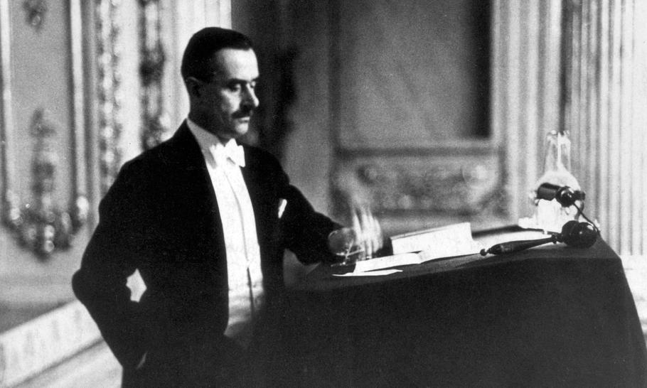 schwarz-weiß Aufnahme von Thomas Mann an einem Schreibpult