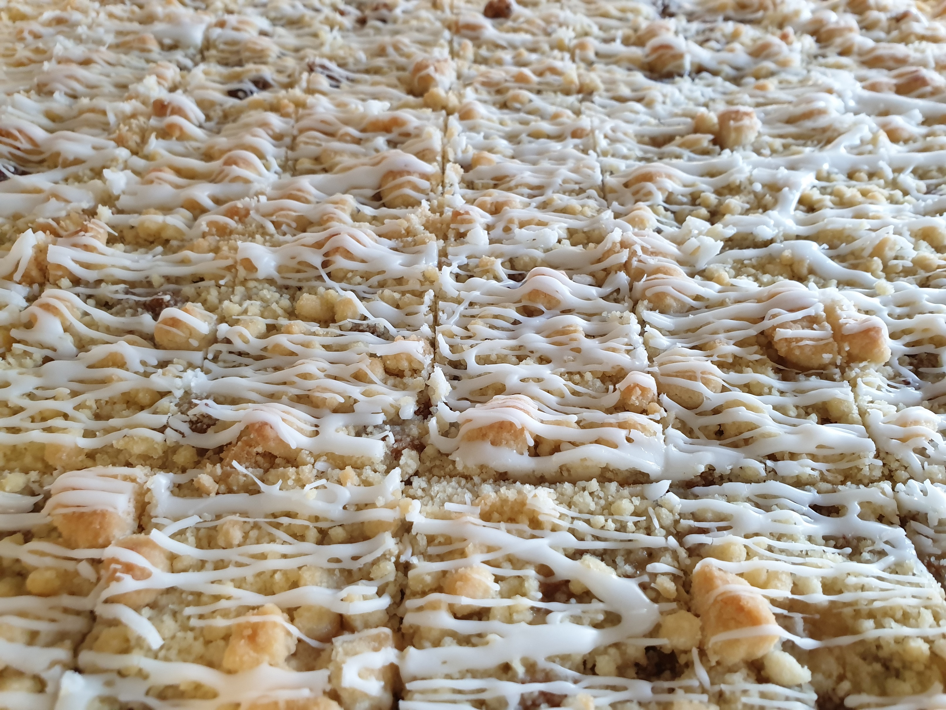 Copyright: Zahm, Christoph / Transportwesen und Materialwirtschaft / MHH Nahansicht eines Kuchenbleches mit Streuselkuchen