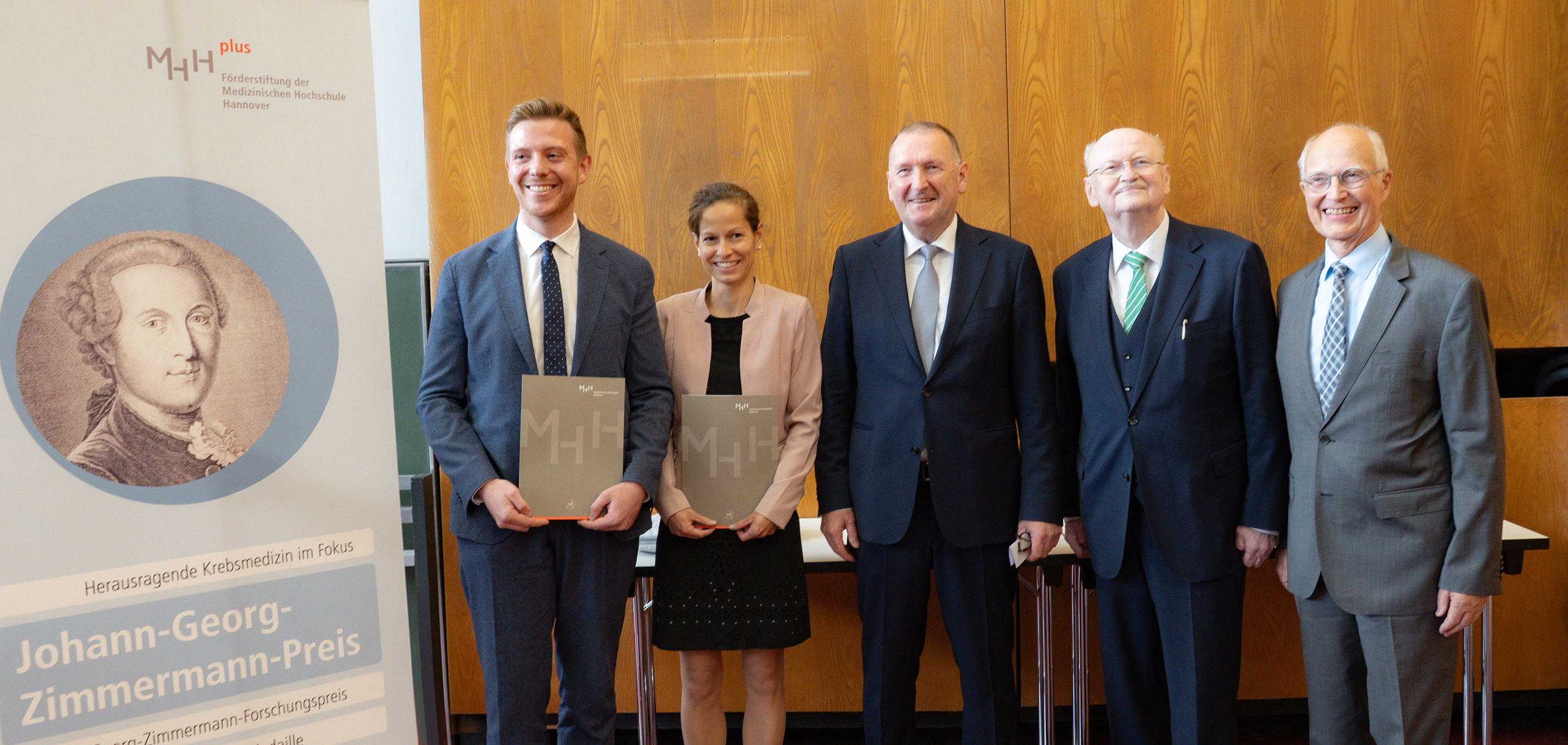 Copyright: Annika Morchner / MHH Das Gruppenbild zeigt (von links) PD Dr. Niklas Klümper, Prof. Dr. Elisabeth Heßmann, Prof. Dr. Markus W. Büchler, Prof. Dr. Michael Manns, Vorsitzender des Johann-Georg-Zimmermann-Kuratoriums, und Prof. Dr. Siegfried Piepenbrock, stellvertretender Stiftungsratsvorsitzender der Stiftung MHH plus.