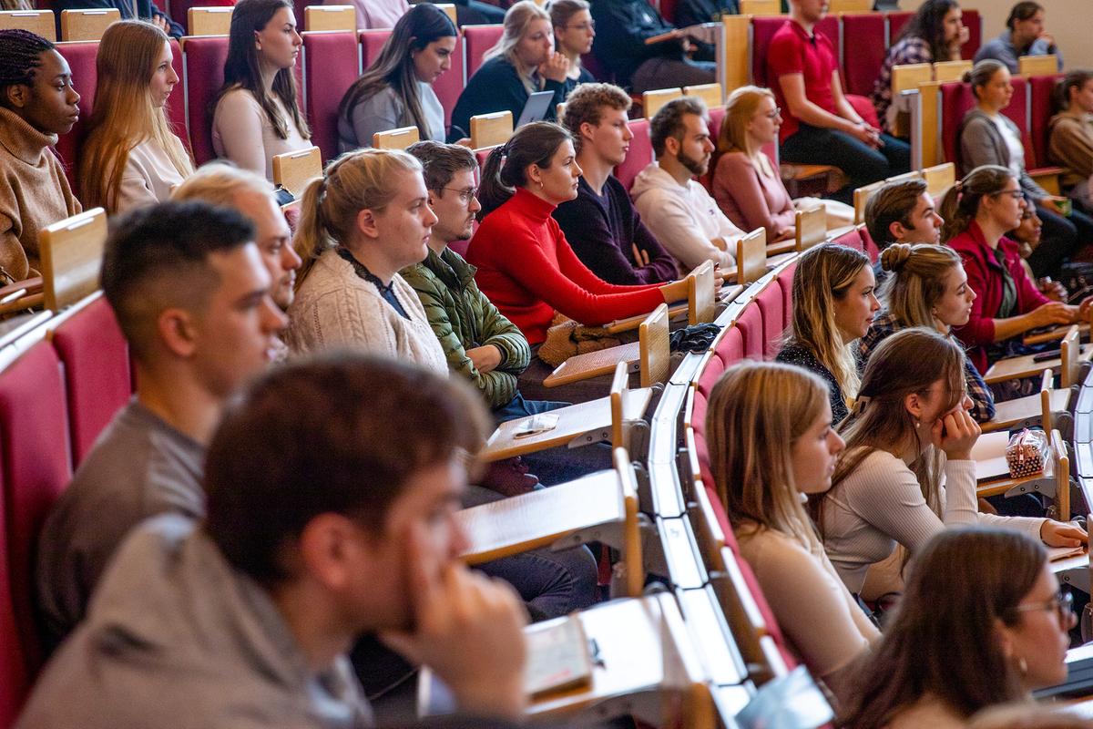 Professor Michael Manns steht im größten Hörsaal der MHH und begrüßt die Erstsemester. 